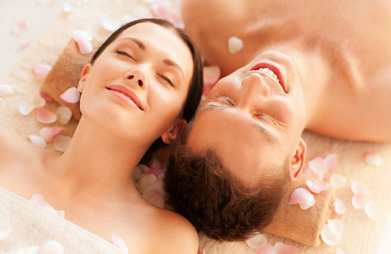 Bild von Paar bei Massage mit Rosenblättern